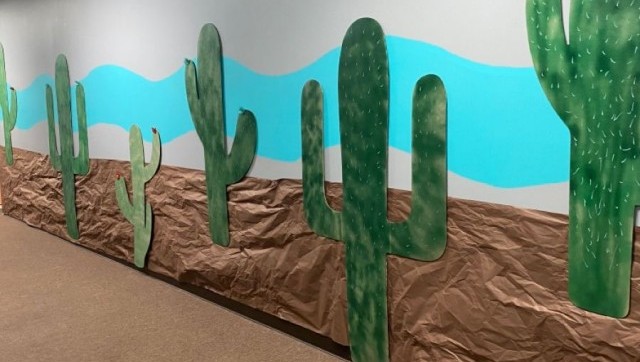 Muro de cactus en la Escuela Bíblica de Vacaciones Cactusville 2026 en Arkadelphia